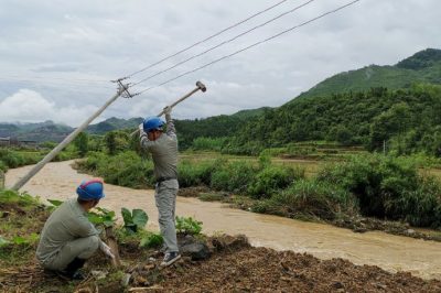 通山供電公司緊急搶修受災(zāi)電桿 通山供電公司緊急搶修受災(zāi)電桿