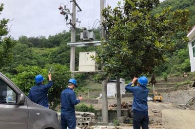白河縣供電公司給電力設(shè)備做“體檢” 白河縣供電公司給電力設(shè)備做“體檢”