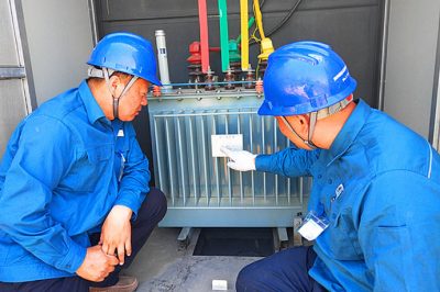 陽(yáng)谷縣供電公司無(wú)懼高溫 只為企業(yè)早送電 陽(yáng)谷縣供電公司無(wú)懼高溫 只為企業(yè)早送電