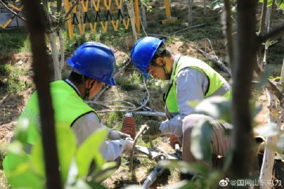 山東電力:線路讓道住宅小區(qū)助百姓安居 山東電力:線路讓道住宅小區(qū)助百姓安居