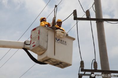 蒙陰供電公司帶電接火 護(hù)航企業(yè)安全生產(chǎn) 蒙陰供電公司帶電接火 護(hù)航企業(yè)安全生產(chǎn)