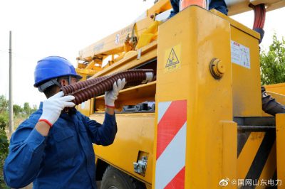 平度供電公司:帶電掛懸垂引流線 平度供電公司:帶電掛懸垂引流線