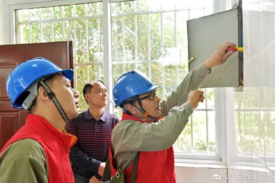老河口市供電公司為校園廚房檢修用電線路和設(shè)備 老河口市供電公司為校園廚房檢修用電線路和設(shè)備