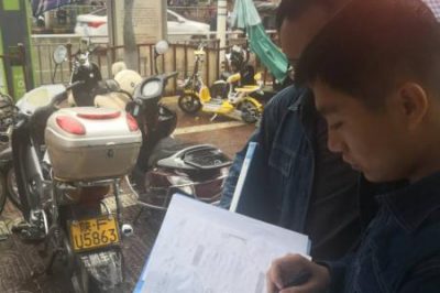 冒雨勘測線路 助力電纜入地工程 冒雨勘測線路 助力電纜入地工程