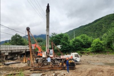 黃牛鋪供電所對草涼驛村施工修橋電力巡查 黃牛鋪供電所對草涼驛村施工修橋電力巡查