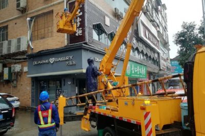 南充供電公司冒雨搶修保供電 南充供電公司冒雨搶修保供電