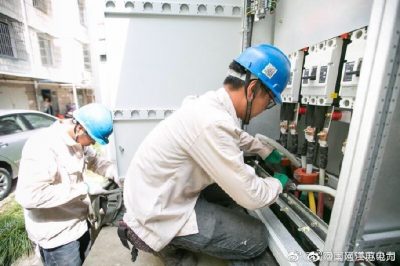 啟東供電公司對(duì)景都小區(qū)箱式變進(jìn)行增容改造 啟東供電公司對(duì)景都小區(qū)箱式變進(jìn)行增容改造