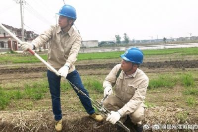 高郵供電員工走田頭保農(nóng)灌用電無憂 高郵供電員工走田頭保農(nóng)灌用電無憂