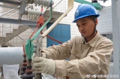 35千伏泰寧變電站電容器進行防腐處理 35千伏泰寧變電站電容器進行防腐處理
