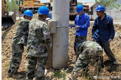 臨沂電力:立桿架線保盛夏期間居民安全用電 臨沂電力:立桿架線保盛夏期間居民安全用電