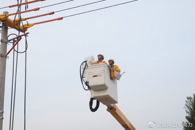 巨野供電公司員工帶電更換變壓器 巨野供電公司員工帶電更換變壓器