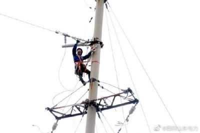 萊陽供電公司拆除舊桿塔 架設(shè)新鐵塔 萊陽供電公司拆除舊桿塔 架設(shè)新鐵塔