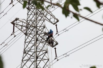 招遠供電公司在110千伏都石線安裝驅(qū)鳥器 招遠供電公司在110千伏都石線安裝驅(qū)鳥器