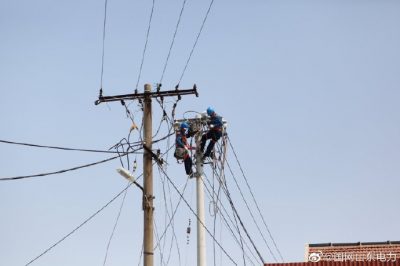 招遠供電對湯前新村1號臺區(qū)低壓電纜進行維修 招遠供電對湯前新村1號臺區(qū)低壓電纜進行維修