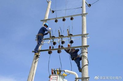 唐縣供電公司為獨(dú)羊崗村新裝變壓器 唐縣供電公司為獨(dú)羊崗村新裝變壓器