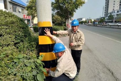 沛縣供電公司對(duì)路旁電桿加裝反光防護(hù)貼 沛縣供電公司對(duì)路旁電桿加裝反光防護(hù)貼