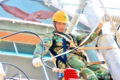 吉安供電公司在永豐縣恩江鎮(zhèn)聶家橋頭對專變臺(tái)區(qū)工程施工