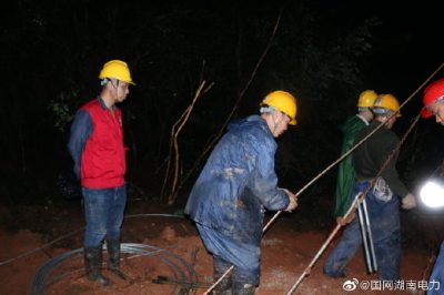 110千伏電桿傾斜，衡陽輸電檢修公司進行加裝內(nèi)角拉防倒桿措施