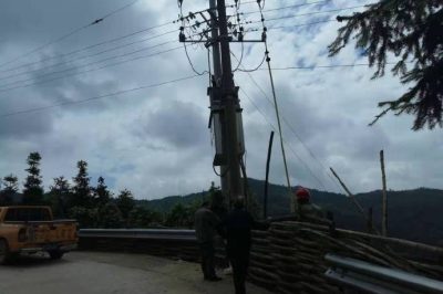 新邵供電公司潭府所組織人員進(jìn)行線路巡視，消除設(shè)備隱患