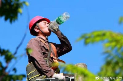 壽縣供電公司頂著38度高溫桿上作業(yè)，改造低壓線路