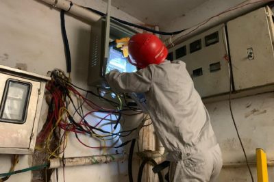 衡東縣供電公司更換故障燒壞表計兩塊，確保計量抄表準確無誤