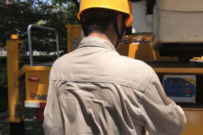 婁底供電公司對城北I線23號桿進行帶電更換隔離開關 婁底供電公司對城北I線23號桿進行帶電更換隔離開關