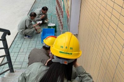 電力娘子軍正在做互感器現(xiàn)場試驗(yàn) 電力娘子軍正在做互感器現(xiàn)場試驗(yàn)