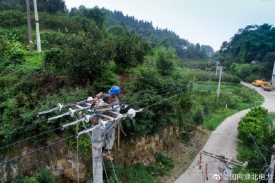 架設0.4kV低壓線路，改造老舊變壓器和線路