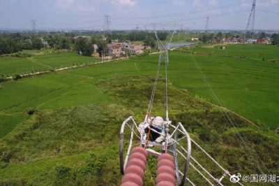 帶電作業(yè)檢修輸電線路，處理導線引流板發(fā)熱問題