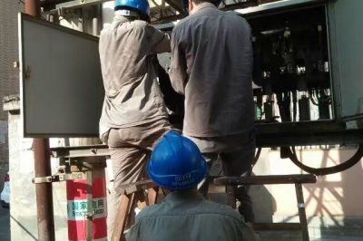竹山縣供電公司對低壓配電柜、開關(guān)、漏電保護器和客戶側(cè)用電設(shè)備消除缺陷