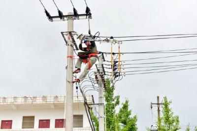 在烈日下登桿作業(yè)，更換10千伏線路懸式絕緣子