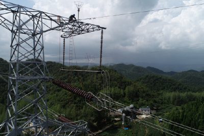 三峽電力外送線(xiàn)路作業(yè)人員在30多米的高空借助絕緣軟梯進(jìn)行修復(fù)作業(yè)