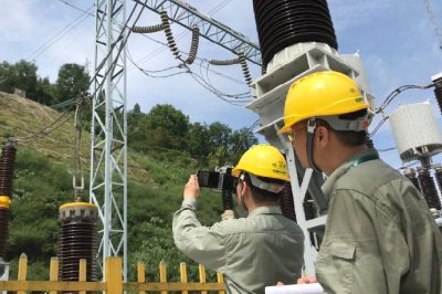 湖北黃龍灘電廠220kV開關(guān)站里值班員對(duì)設(shè)備進(jìn)行測(cè)溫 湖北黃龍灘電廠220kV開關(guān)站里值班員對(duì)設(shè)備進(jìn)行測(cè)溫