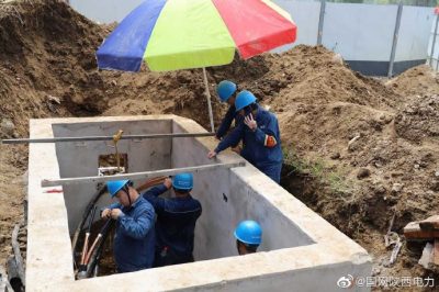 漢中供電公司光輝社區(qū)供電電纜與主電纜進行連接 漢中供電公司光輝社區(qū)供電電纜與主電纜進行連接