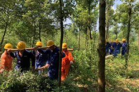 長寧縣電力公司對10kV西犁線筆架4臺區(qū)進(jìn)行震后隱患整改施工 長寧縣電力公司對10kV西犁線筆架4臺區(qū)進(jìn)行震后隱患整改施工
