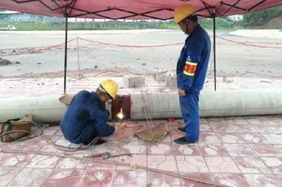 資陽供電公司奔忙在各個工程施工現(xiàn)場，上可以電桿架線，下可以做拉線