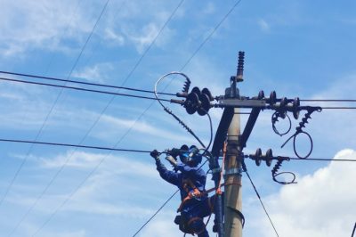 供電公司鹽邊公司開展新建線路鐵塔組立、架空線路改接電纜等工作