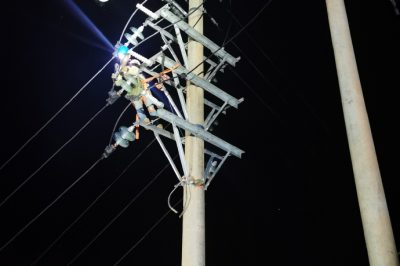 攀枝花供電公司搶修遭雷擊受損的10kV格坪線2號桿避雷器 攀枝花供電公司搶修遭雷擊受損的10kV格坪線2號桿避雷器