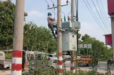 淮安淮陰營北供電所組織人員進(jìn)行變壓器調(diào)檔工作，確保用戶在炎炎夏日當(dāng)中用上放心電、舒心電