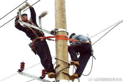 盱眙縣供電公司架設排澇站配電臺架、安裝配電變壓器