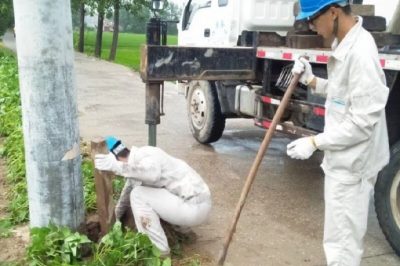 胡寨供電所對10KV105線路101、102#被暴雨沖斜的電桿進(jìn)行扶正