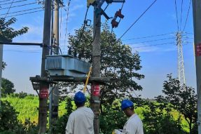 10kV和鳳線利用令克棒進行消缺工作 10kV和鳳線利用令克棒進行消缺工作