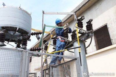 張家港市供電公司在35千伏慶余變?yōu)?號電容器組修理接觸不良、發(fā)熱的刀閘