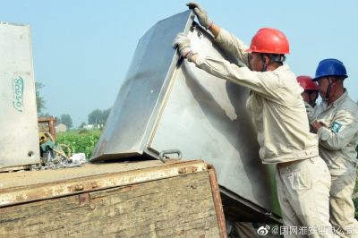 盱眙縣供電公司拆除原配電箱，更換安裝新式智能配電箱