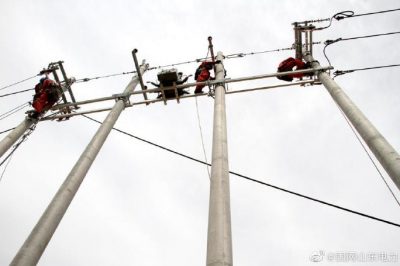 10千伏創(chuàng)業(yè)園國(guó)網(wǎng)利津縣供電公司工作人員登桿升級(jí)線路，供電安全穩(wěn)定
