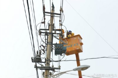 “桑拿天”里帶電作業(yè)除隱患 提高電力獲得感 “桑拿天”里帶電作業(yè)除隱患 提高電力獲得感