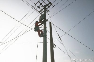 登桿消除缺陷 村民用電可靠 登桿消除缺陷 村民用電可靠
