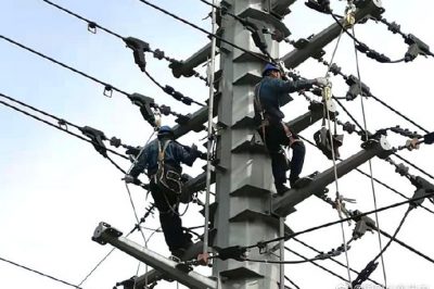 揮汗架線不言熱 千家萬戶送清涼 揮汗架線不言熱 千家萬戶送清涼