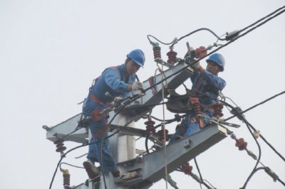 10千伏線路遷改，新立鋼管塔2基，架設(shè)絕緣導(dǎo)線300米，敷設(shè)過路高壓電纜160米