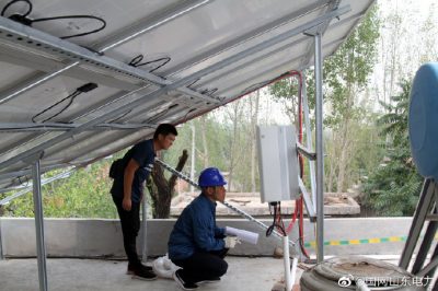 電力小哥們定期對光伏用戶上門走訪，保障光伏發(fā)電設(shè)備使用安全